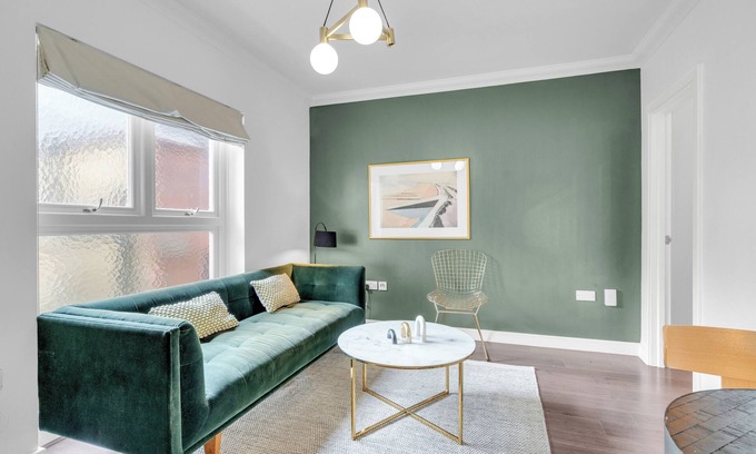 Bunhill Apartment | 1-Bedroom City Sophistication: Unwind in Style!
