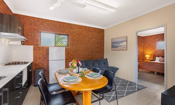 Robertson House | 1 Bedroom Comfy Unit Sleep 3 close to mall and bus