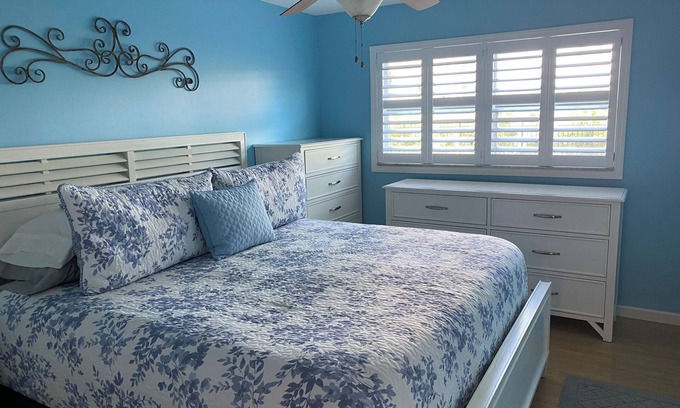 Cypress Lake Condo | 1-bedroom condo in fabulous Fort Myers! WiFi, AC, beautiful pool and Tiki Hut