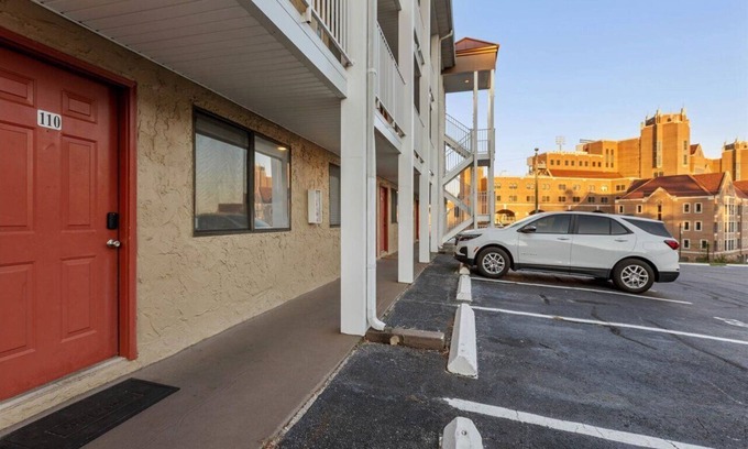 Tallahassee Condo | 1 Bedroom Condo Shadowing Doak Campbell Stadium