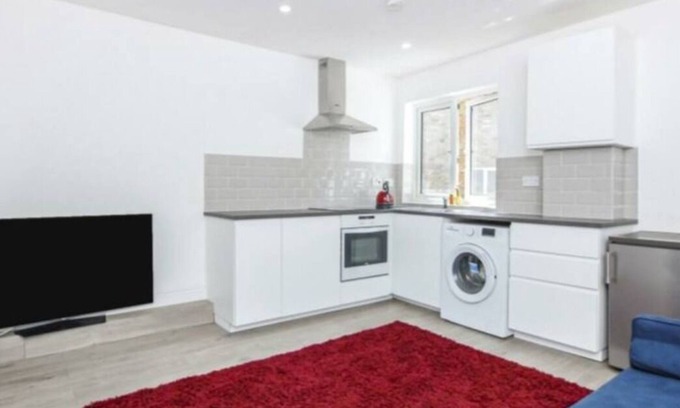 Uxbridge South Apartment | 1 bedroom flat near Heathrow 5 minutes walk to Uxbridge station & free parking