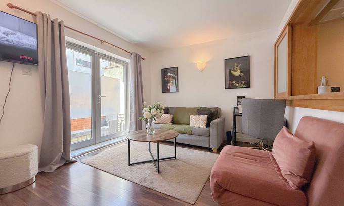 Canary Wharf Apartment | 1 Bedroom flat with FREE Parking & Patio in Canary Wharf near London Museum