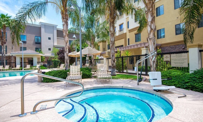 Glendale Sports and Entertainment District Condo | 1 Bedroom | Heated Outdoor Pool + Free Breakfast
