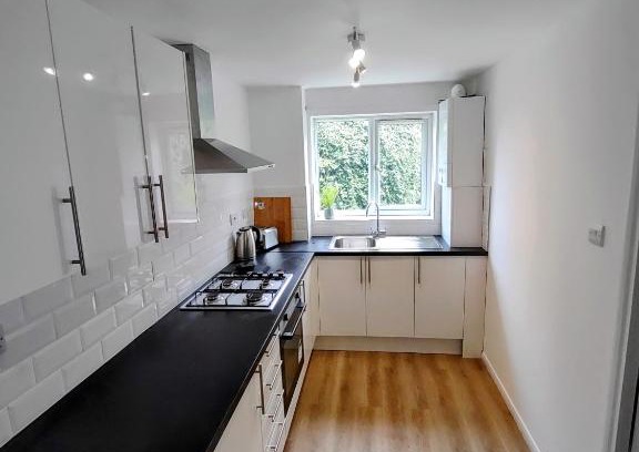 Coppetts Apartment | 1 bedroom refurbished flat with free parking