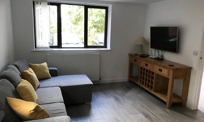 Ide Apartment | 1 bedroom self contained separate Annexe in Exeter