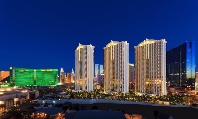 Las Vegas House | 1-Bedroom Suite at a 4.5⭐️ Hotel