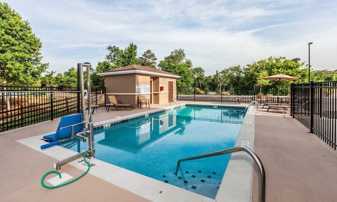 Farragut Condo | 1 Bedroom Suite Near Turkey Creek Shopping District! Shared Seasonal Outdoor Pool + Business Center