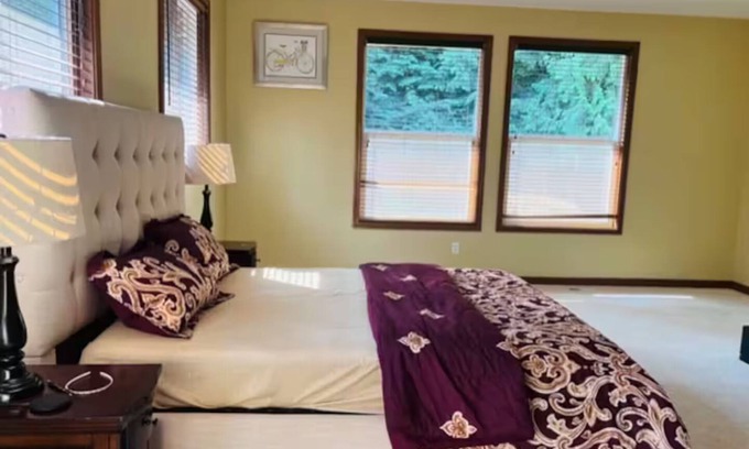 Seattle Hill-Silver Firs House | 1-bedroom with attached full bathroom in welcoming Snohomish with AC