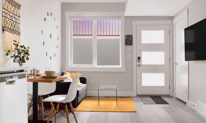 Southwest Calgary Apartment | 1 Bedroom with Sleeper Sofa Sleeps 3! Near downtown and Foothills Hospital