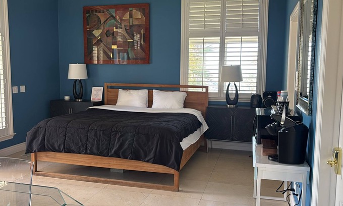 Vineyards - Avalon Villa | 1 Big Private Bedroom + 1 Private Sunroom + 1 Private bathroom: Nothing shared