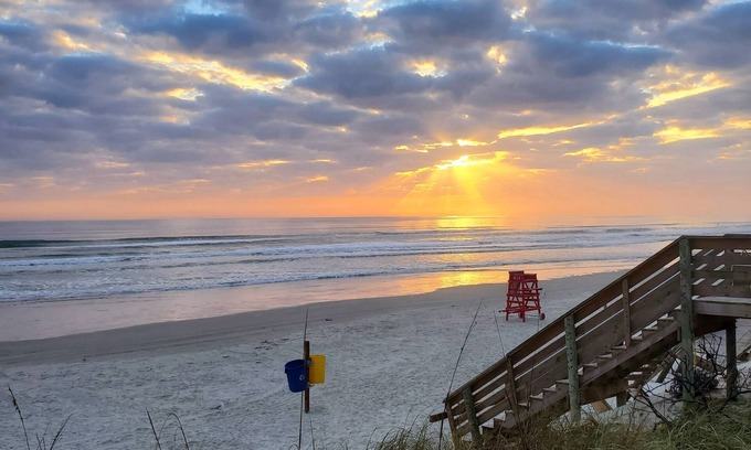 New Smyrna Beach Apartment | 1 block to beach, restaurants, shops, bars, week & month discounts