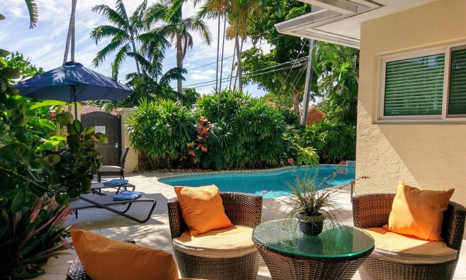 Dolphin Isles House | 1 BLOCK TO BEACH | PRIVATE POOL | HOT TUB | SLEEPS up to 6 | OUTDOOR SHOWER