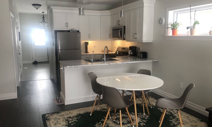 Stirling House | 1 BR 2 Bath Townhouse 55 min to Sandbanks and Prince Edward County