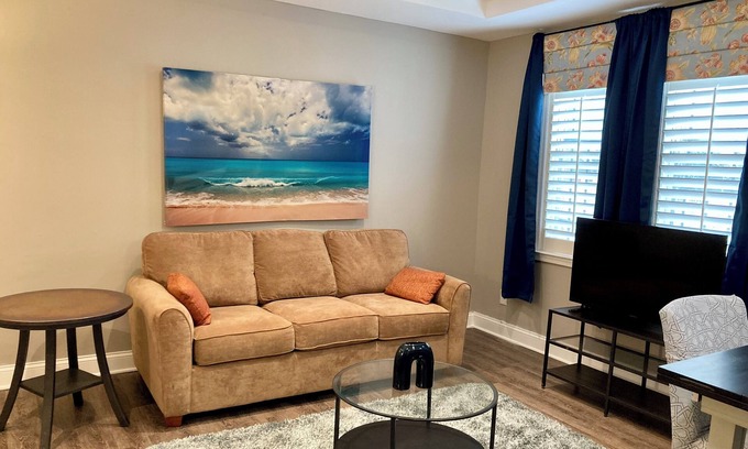 Parkview/Woodbrook Apartment | 1 BR apt, FREE WIFI & laundry, Baltimore Druid Hill Pk, Mondawmin Mall & Metro