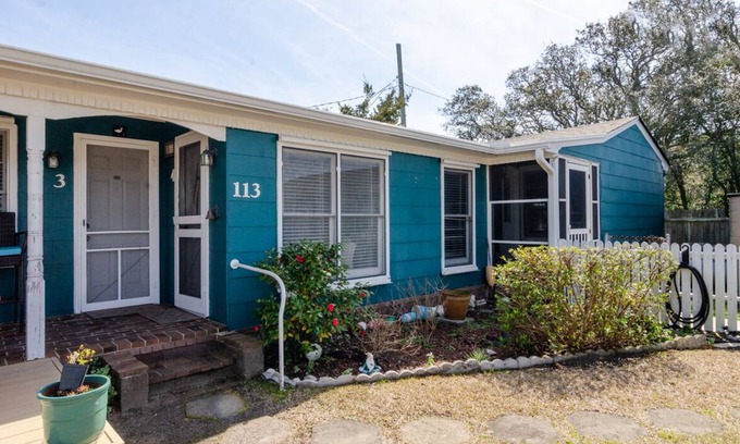 Kure Beach Apartment | 1 BR Efficiency in Private Historic Motel w pool!