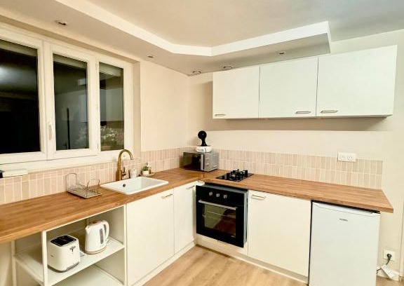 Beaumont Saint-Cyr Apartment | 1-Cinema apartment 10 min from Futuroscope