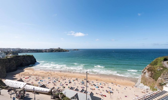 Newquay City Centre Apartment | 1 Cliff Edge - a studio that sleeps 3 guests in 1 bedroom
