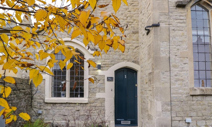 Bath House | 1 COUNTESS CHAPEL, character holiday cottage, with a garden in Bath