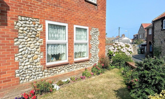 Sheringham Apartment | 1 Driftway Court - a well-appointed ground floor apartment, featuring open plan living/dining room.