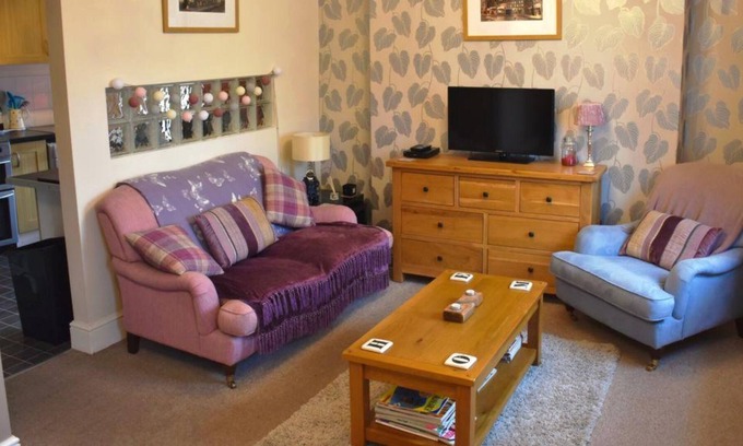 Barmouth Apartment | 1 Glan y Werydd House; Welsh Coast Holidays, minutes from beach