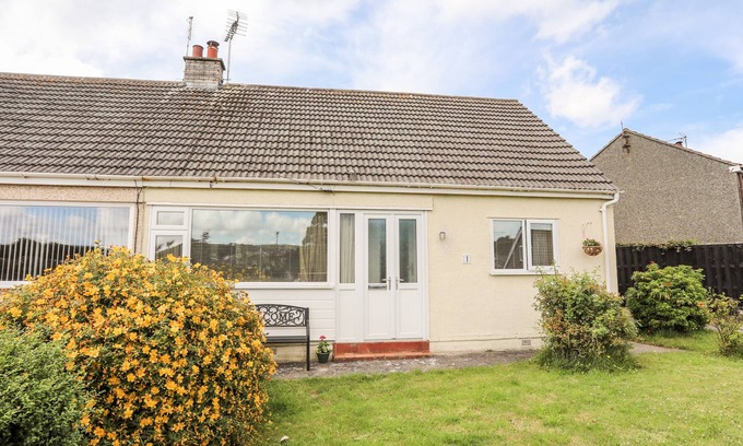 Llandudno Junction Cottage | 1 GLAS COED, pet friendly, with open fire in Llandudno Junction