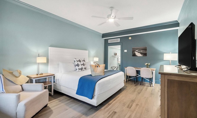 Crystal Beach Hotel | 1 King Bed at Open Air Beachside Hotel