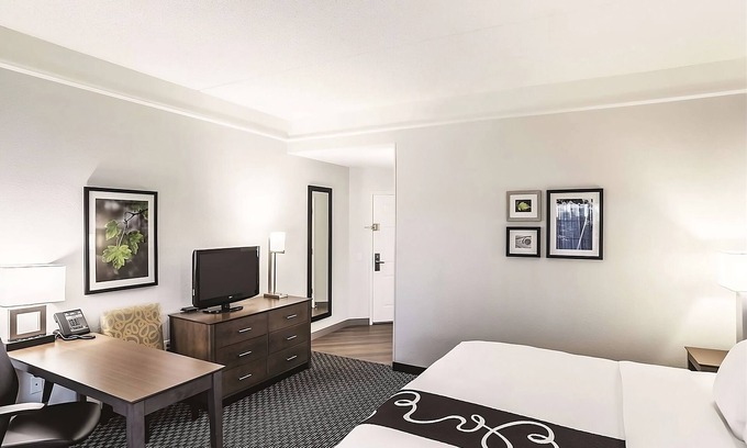 Woodlands Village Hotel | 1 King Bed, La Quinta Inn, Hot Tub, Minutes from Flagstaff Extreme