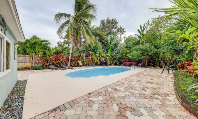 Lantana Cottage | 1 Mi to Beach: Sunny Lantana Cottage w/Pool!