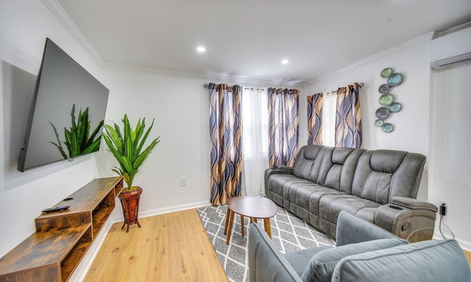 Norfolk Apartment | < 1 Mi to Beaches: Central Norfolk Apartment!