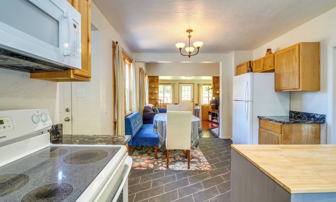 Bandon Cottage | < 1 Mi to Coquille River: Cottage w/Private Yard!