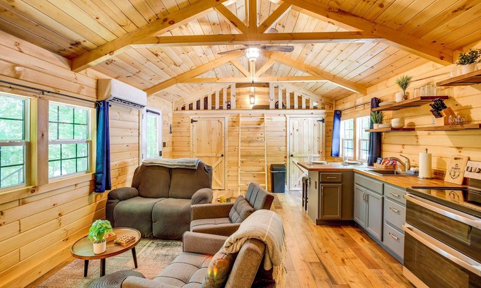 Byrdstown Cottage | 1 Mi to Dale Hollow Lake: Rustic Cabin w/Deck