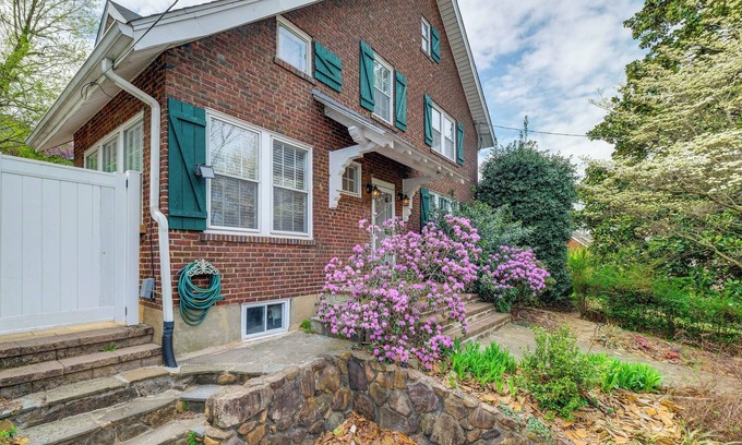 Roanoke House | 1 Mi to Dtwn Roanoke: Home w/Yard & Mtn View!