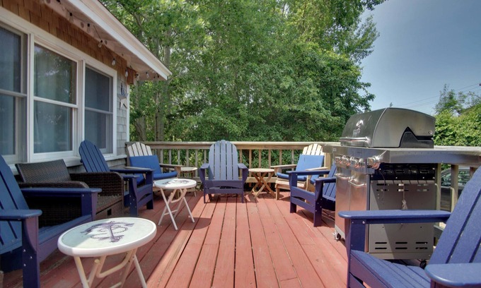East Chop House | 1 Mi to Ferry Terminal: Oak Bluffs Family Retreat!