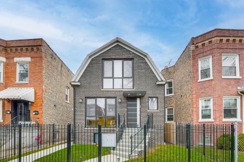Chicago Apartment | 1 Mi to Garfield Park Conservatory Modern Apt!