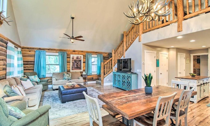 Pinetop-Lakeside House | 1 Mi to Lake Chic Arizona Cabin with Large Porch!