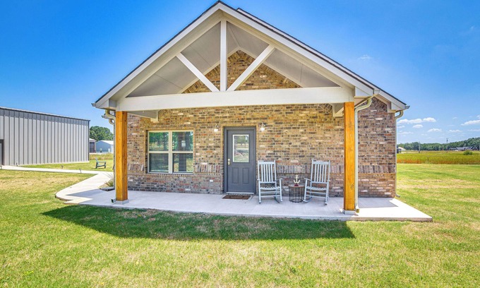 Kingston House | 1 Mi to Lake Texoma: Expansive Outdoorsy Escape!