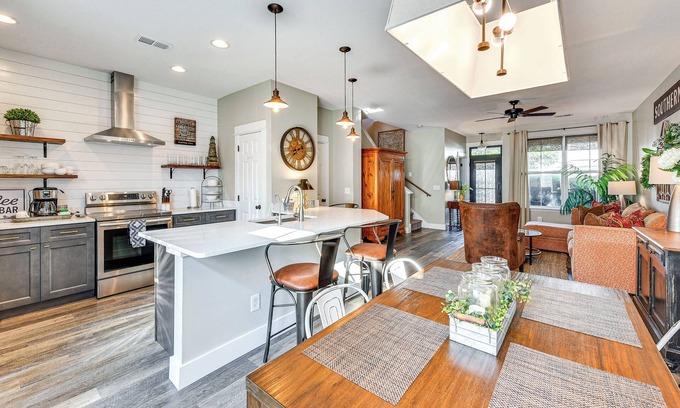 Bluffton House | 1 Mi to Old Town: Cheerful Bluffton Townhome!