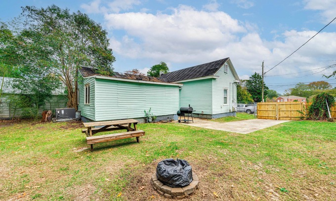 Greenville House | 1 Mi to Stadium: Home w/Porch in Greenville!