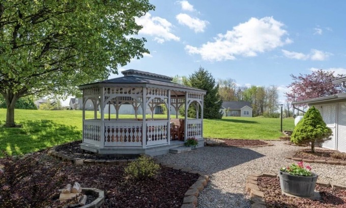 Nashport House | 1 Mile from Buckeye Lake - New 2023 HOT TUB and Dog Friendly