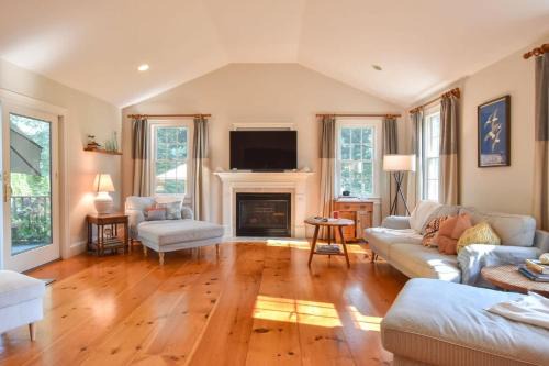 Chatham House | 1 Mile from Downtown Chatham Walk to Pier