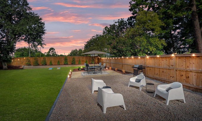 East Raleigh House | 1 Mile to DT, King Bed, Fenced Yard, Fire Pit, Pet Friendly