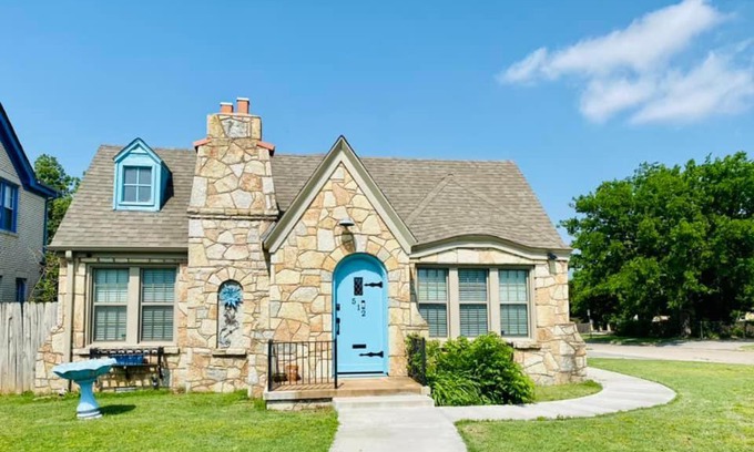 Lawton House | 1 mile to Fort Sill! The CaroleBelle Cottage sleeps 8 with hottub,grills,firepit