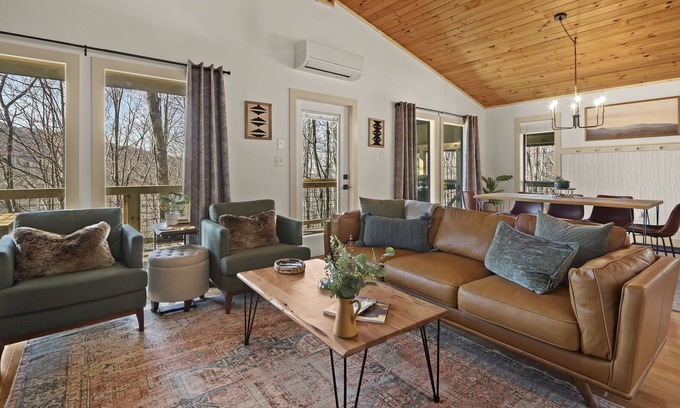 Beech Mountain House | 1 mile to slopes. Updated 5 BR home with Fireplace, Hot Tub, Game Room. Dogs ok.