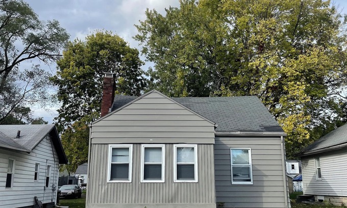 South Bend House | 1 Mile walk from Notre Dame! Recently renovated home that accommodates up to 7!