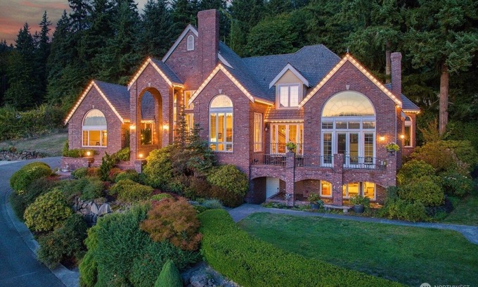Redmond House | 1 min. to Chateau St. Michelle - Estate Chateau Woodinville-Redmond Wine Country