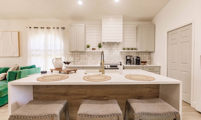 North Naples House | 1 Min Vanderbilt Beach-Hip Designer-Sunny Pool