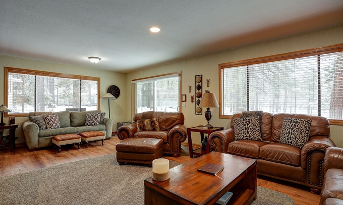 Sunriver House | 1 min walk to SHARC - Passes Included, Hot Tub, Wood Burning Fireplace