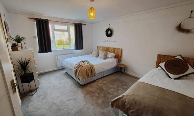 Paignton Apartment | 1 minute from the beach Seaside Escape