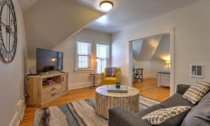 Sheridan Apartment | 1 minute to historic downtown, bring your pet!