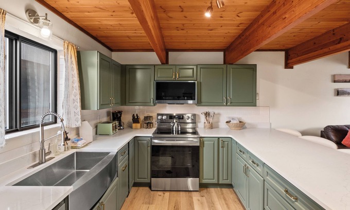 West Yellowstone House | 1 Minute to Yellowstone! Owl's Nest Perfect family getaway
